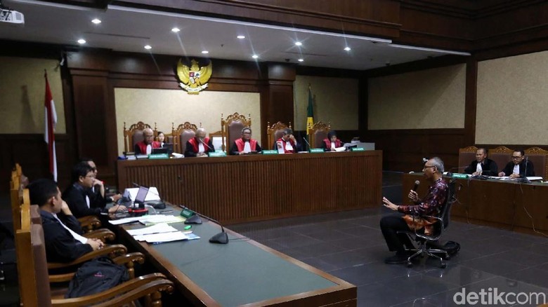 Hakim di Sidang Bimanesh: Mudah-mudahan Tuntutan Tak Maksimal Hakim di Sidang Bimanesh: Mudah-mudahan Tuntutan Tak Maksimal