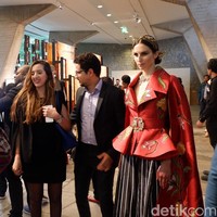 Tamu berfoto dengan model yang tampil dalam balutan busana rancangan Denny Wirawan. Foto: Daniel Ngantung/Wolipop