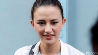 Fandy berdalih sedang kelelahan, namun Dahlia tetap saja memarahinya akibat ulahnya nge-vape di dalam pesawat. Pool/Noel/detikFoto.