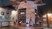Mereka membuka museum bernama Musee du Vin pada 2002 dengan aneka koleksi botol wine. Di museum ini turis domestik China bisa tahu soal wine, karena mereka lebih kenal arak tradisional Bai Jiu (Fitraya/detikTravel)