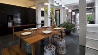 Rumah itu pun diperluas ke sudut-sudut plot dan menambahkan lantai kedua untuk memberi ruang bagi kantor lantai dasar di bagian depan rumah. Inhabitat/Istimewa.
