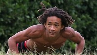 Push up di ruang terbuka, para penggemar bisa melihat terlatihnya otot-otot tubuh Jaden. (Foto: Internet)