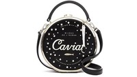 Warna dominasi hitam dan putih, menjadi desain Kate Spade ketika luncurkan tas berbentuk kaleng caviar. Tas ini dilengkapi dengan gantungan sendok dan butiran hitam caviar. Foto: Istimewa