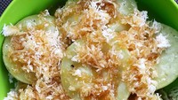 Siapa yang mau serabi dengan taburan parutan kelapa dan saus gula merah ini? Jadi terbayang rasanya yang manis dan gurih, ya. Foto: Instagram kadek_wijayantari