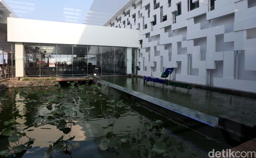 Terminal baru Bandara Internasional Ahmad Yani Semarang telah diresmikan. Desain terminal itu secara keseluruhan mengadopsi konsep eco-airport.