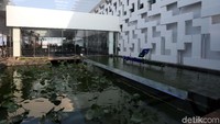 Di terminal itu banyak hiasan atau taman dengan konsep kolam yang asri.