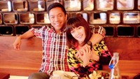 Di Barcelona, mereka juga sempatkan makan bersama di sebuah bar. Kira-kira apa ya menu pilihan Sheza dan suami? Foto: Instagram shezaidris