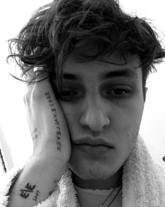 Anwar Hadid bergabung dengan agensi model profesional sejak 2016. Namun sudah sejak 2015, ia eksis mengisi laman editorial majalah mode seperti Nylon sampai Teen Vogue. Model baru ini bahkan sempat didapuk menjadi wajah Hugo Boss Menswear. Foto: Dok. Instagram/Anwar Hadid