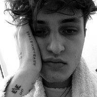 Anwar Hadid bergabung dengan agensi model profesional sejak 2016. Namun sudah sejak 2015, ia eksis mengisi laman editorial majalah mode seperti Nylon sampai Teen Vogue. Model baru ini bahkan sempat didapuk menjadi wajah Hugo Boss Menswear. Foto: Dok. Instagram/Anwar Hadid