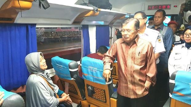  JK juga sempat meninjau posko kesehatan untuk pemudik di Stasiun Gambir.
