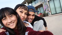 Penampilan Chloe Xaviere bersama Agnez Mo dan Chris Brown. Foto: Dok. Instagram/chloexaviera