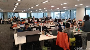 Suasana ruang kerja di kantor baru Shopee. Mayoritas karyawannya adalah anak-anak muda. Foto: Moch Prima Fauzi/detikINET