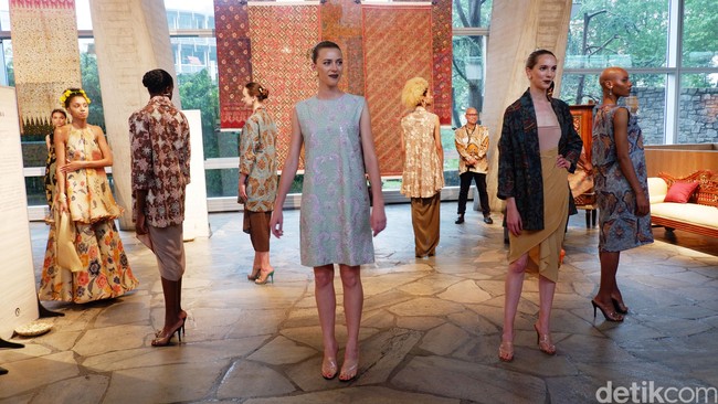 Para model berpose di area pameran. Mereka berbalut koleksi rancangan Oscar Lawalata. Untuk acara ini, Oscar mengangkat batik karya perajin di lima daerah di Jawa Timur, di antaranya Tuban, Trenggalek, Surabaya, Ponorogo, dan Madura. Foto: Daniel Ngantung/Wolipop