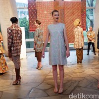 Para model berpose di area pameran. Mereka berbalut koleksi rancangan Oscar Lawalata. Untuk acara ini, Oscar mengangkat batik karya perajin di lima daerah di Jawa Timur, di antaranya Tuban, Trenggalek, Surabaya, Ponorogo, dan Madura. Foto: Daniel Ngantung/Wolipop