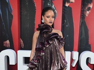 8 Selebriti Tampil Dramatis di Premier Oceans 8