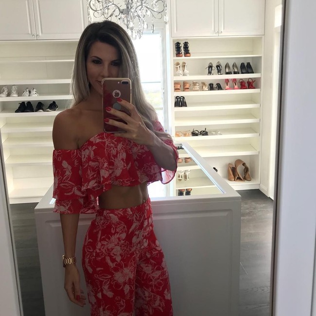 Terlihat cantik dan tubuh seksi, Tennille sebenarnya bukan ibu yang banyak waktu untuk mengurus penampilan. Apalagi ia melakukan pekerjaan rumah sendiri tanpa bantuan. Foto: Instagram Tenille Duncan