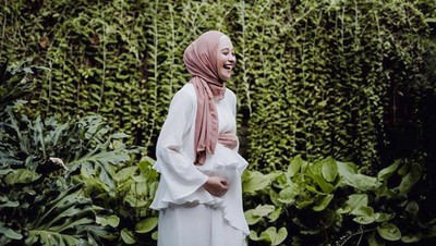 Hamil Anak Kedua, Poppy Bunga Makin Glowing