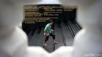 Dinding halaman masjid pun diukir tulisan surat Al-fatihah.