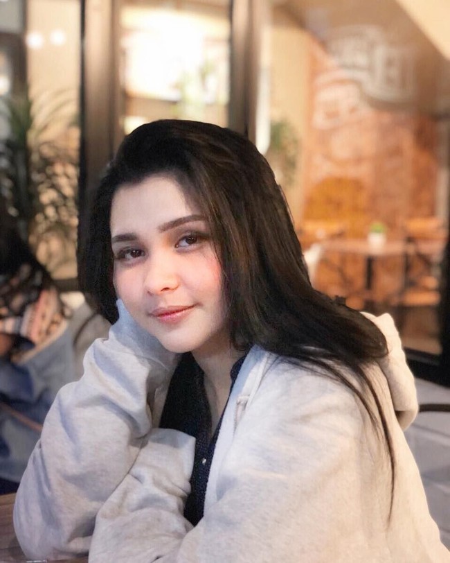 Senyuman menawan Menda yang membuat pria jatuh cinta. Foto: Instagram @mendasuci