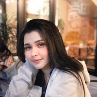 Senyuman menawan Menda yang membuat pria jatuh cinta. Foto: Instagram @mendasuci