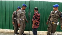 Sebanyak 300 personel Satpol PP telah diberangkatkan dari Balai Kota untuk menyegel bangunan di Pulau B dan D.