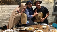 Sedang asyik menyantap Soto Tangkar dengan sate ayam, dua pengunjung ini berhasil dapatkan bingkisan spesial dari detikcom setelah berhasil memenangkan games dari Melky. Foto: dok. detikFood