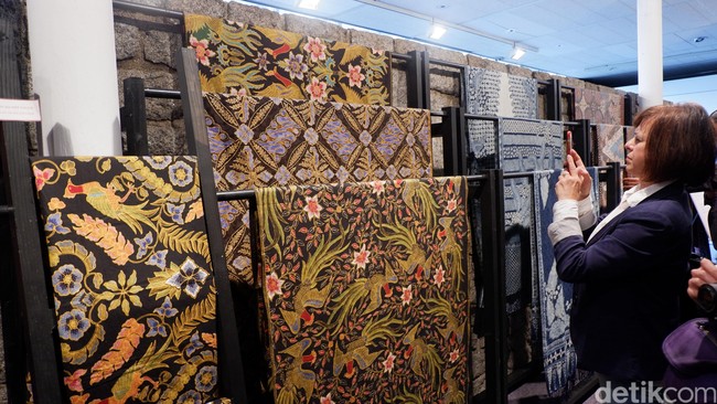 Batik sawunggaling yang mencuri atensi pengunjung. Tak sedikit yang mengabadikan koleksi pameran ini. Foto: Daniel Ngantung/Wolipop