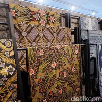 Batik sawunggaling yang mencuri atensi pengunjung. Tak sedikit yang mengabadikan koleksi pameran ini. Foto: Daniel Ngantung/Wolipop