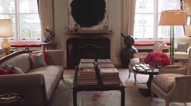 Salah satu area apartemen favoritnya adalah ruang tamu. Menurutnya ruang tamu adalah bagian dari rumah yang paling sering ia gunakan. Untuk itu, Kate Spade memenuhinya dengan benda-benda seni agar terlihat lebih personal. Foto: Dok. People