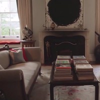 Salah satu area apartemen favoritnya adalah ruang tamu. Menurutnya ruang tamu adalah bagian dari rumah yang paling sering ia gunakan. Untuk itu, Kate Spade memenuhinya dengan benda-benda seni agar terlihat lebih personal. Foto: Dok. People