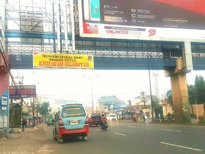 Spanduk PKS-Khilafah Islamiyah di JPO Serpong Dipasang Saat Sepi