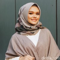 Top, Scarf, Outer, Pants: Meccanism. Fotografer: Niko W/detikcom. Makeup Artist: Mirabella Cosmetics. Lokasi: Gedung Bank Mega, Tendean Jakarta . Stylist: Silmia Putri. Model: Sabine Fatimah. [Finalis Hijab Hunt 2018]