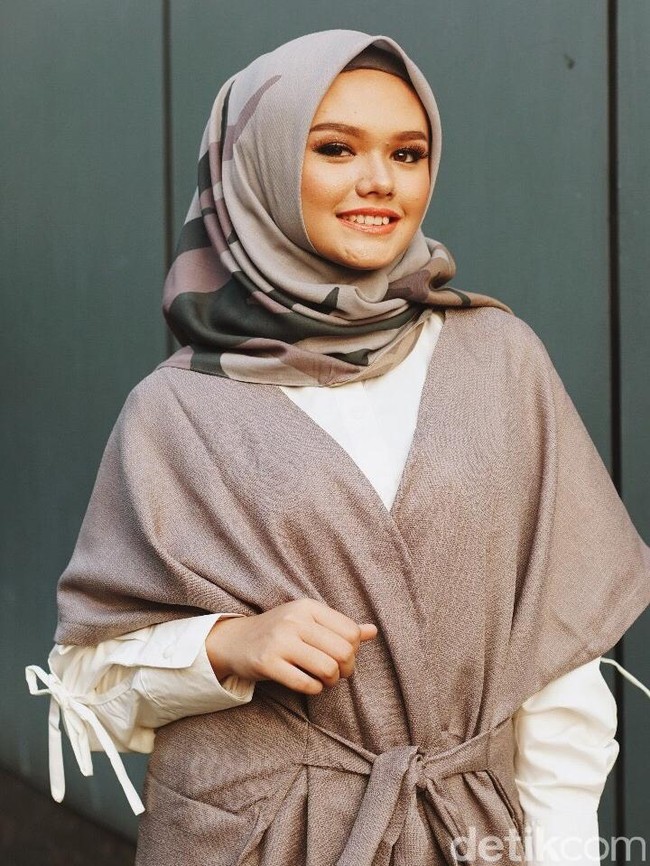 Top, Scarf, Outer, Pants: Meccanism. Fotografer: Niko W/detikcom. Makeup Artist: Mirabella Cosmetics. Lokasi: Gedung Bank Mega, Tendean Jakarta . Stylist: Silmia Putri. Model: Sabine Fatimah. [Finalis Hijab Hunt 2018]