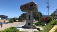 Pantai di Korean Demilitarized Zone yang tertutup bagi warga sipil hingga 2015. Di 38th Parallel Beach ada satu regu tentara yang membawa senapan berpatroli di pantai saat matahari terbit, sebelum peselancar berdatangan (CNN Travel)