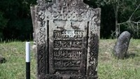 Foto: Komplek Mahligai Barus. Untuk nisan di Barus ya mirip, meski bentuk dasarnya beda. Motifnya khas, motif sufi. Aksaranya sih Aksara Arab, juga Arab Perso atau Persia, jelas Bastian Zulyeno  (Dokumentasi Bastian Zulyeno PhD)