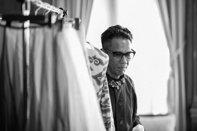 Edward Hutabarat di sela persiapan ‘Batik for the World’. Bang Edo, begitu sapaan akrabnya, mengangkat batik megamendung dan sawunggaling untuk koleksi busana pengantinnya. Foto: Instagram Rio Motret