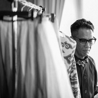 Edward Hutabarat di sela persiapan ‘Batik for the World’. Bang Edo, begitu sapaan akrabnya, mengangkat batik megamendung dan sawunggaling untuk koleksi busana pengantinnya. Foto: Instagram Rio Motret