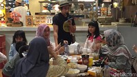 Dipandu oleh MC Melky Bajaj yang humoris, suasana meriah dan penuh semangat terasa di Eat & Eat Gandaria City. Apalagi ketika Melky mulai menghampiri meja pengunjung untuk bagi-bagi hadiah. Foto: dok. detikFood