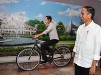 Jokowi melirik replika dirinya di Bandara Ahmad Yani.