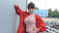 Biapun sudah bersandar ke tembok, tangan Dinar tetap saja berada di pinggang. Pool/Noel/detikFoto.