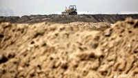 Tumpukan pasir yang digunakan untuk menguruk laut.