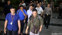 Yang pertama turun dari mobil KPK adalah lelaki berjaket tudung warna hijau lumut.