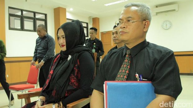  Lina Terlihat Hadir di Sidang Cerai Perdana, di Mana Sule?