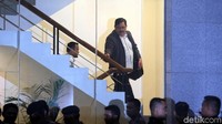 Kadis PU Tulungagung Sutrisno menaiki tangga menuju ruang pemeriksaan.