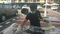Foto: Hendri mengaku tega membunuh Rika karena urusan barang kosmetik. Barang bukti itu kasus pembunuhan itu dipamerkan dalam rilis di Mapolrestabes Medan, Kamis (7/6/2018). (Erlangga Resi-detikcom)