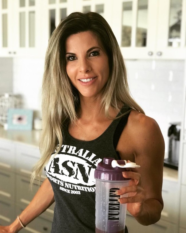 Wanita 35 tahun itu memang selalu menyempatkan diri berolahraga di tengah kesibukkan sebagai ibu dan personal trainer. Tennile pun rela bangun sejak pukul 04:30 untuk bisa olahraga. Foto: Instagram Tenille Duncan