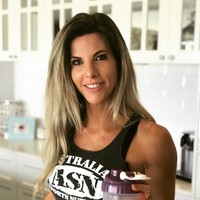 Wanita 35 tahun itu memang selalu menyempatkan diri berolahraga di tengah kesibukkan sebagai ibu dan personal trainer. Tennile pun rela bangun sejak pukul 04:30 untuk bisa olahraga. Foto: Instagram Tenille Duncan