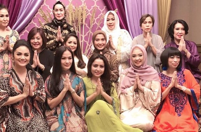 Mayangsari dan anggota gank Kepompong kompak memakai kaftan dalam aneka warna dan motif. Foto: Instagram