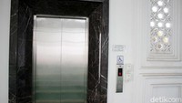 Masjid ini juga difasilitasi lift untuk penyandang disabilitas.