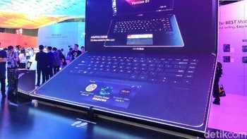 Wow! Ada ZenBook Pro 15 raksasa lengkap dengan touchpad layar sentuhnya. (Foto: detIkINET/Muhamad Reza Sulaiman)